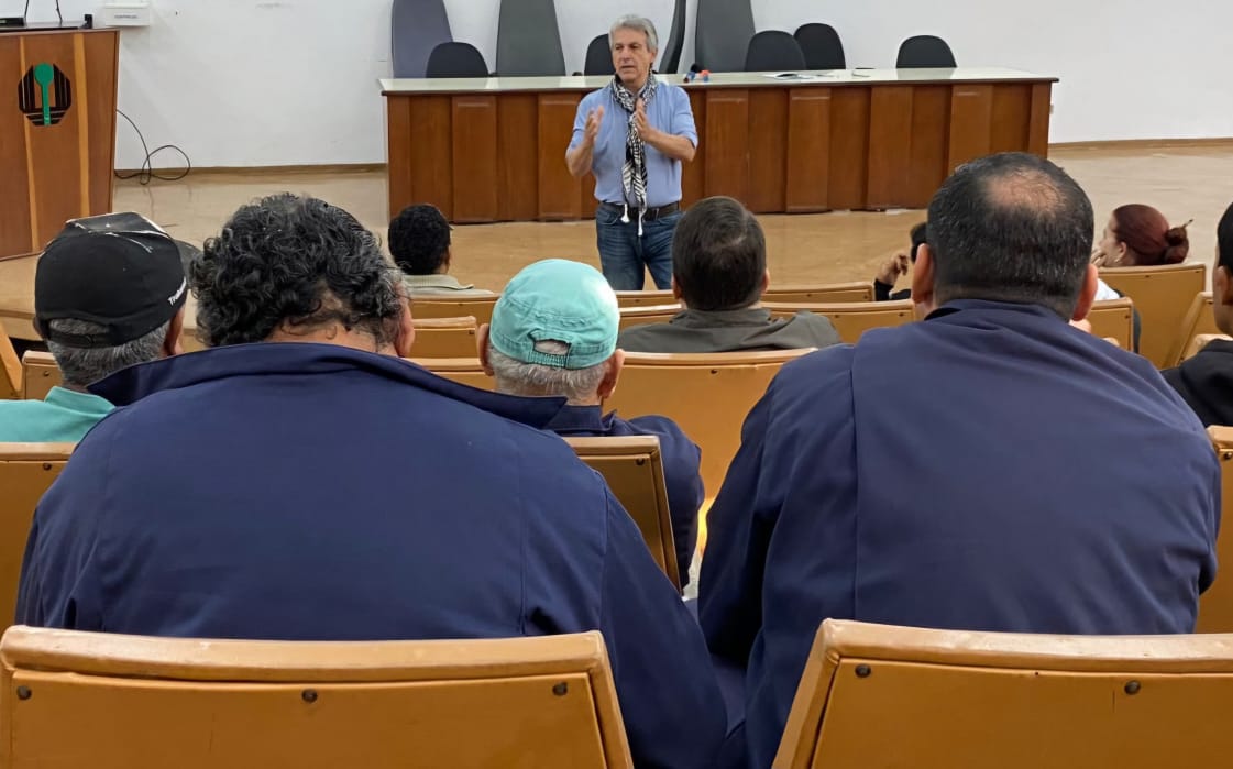 “A PEC 32 é a desconstrução do estado brasileiro”, diz deputado Tadeu Veneri durante palestra na UEL